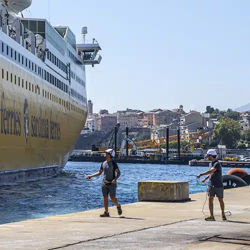 Des hommes sur le quai s'occupant du lamanage