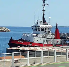 Photo d'un navire de remorquage dans le port de Bastia