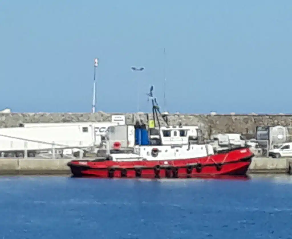 Photo d'un bateau de remorquage sur le quai du port de bastia